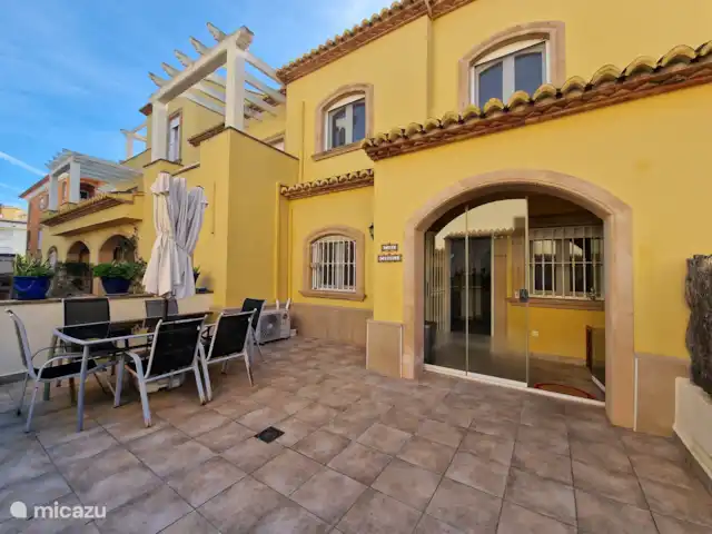 vivienda urbana en España, Costa Blanca, Jávea – Townhouse Carmela Fachada con terraza privada