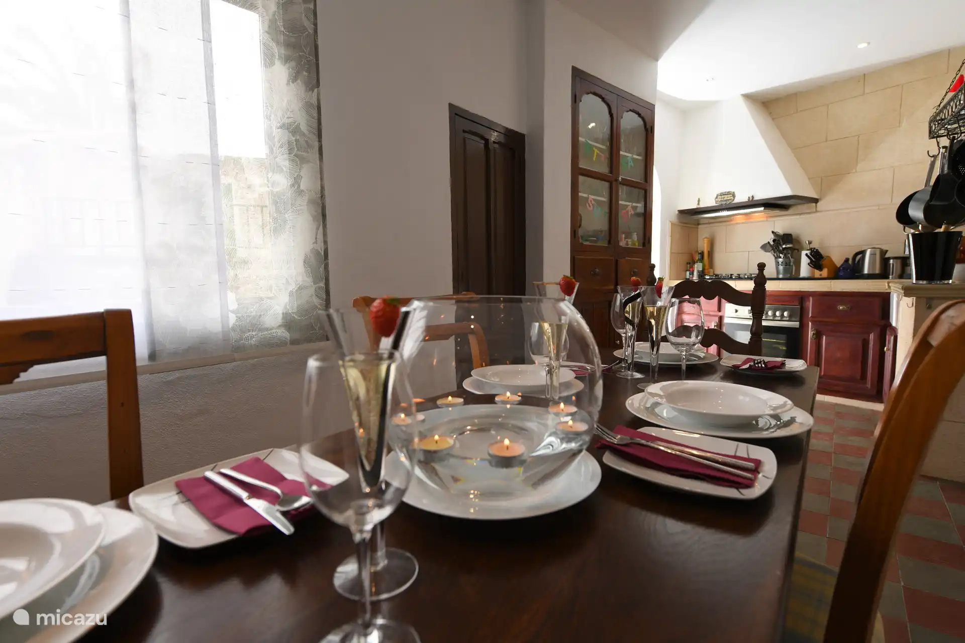 K&#252;che - bereit f&#252;r eine private Dinnerparty, der Tisch bietet bequem Platz f&#252;r 8 Personen.