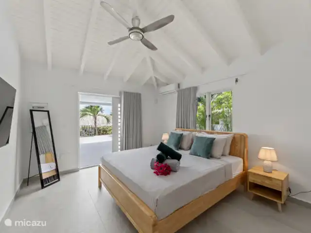 Villa Flair en Curazao, Banda Arriba (este), Jan Thiel - villa Dormitorio principal, con puertas que dan al porche