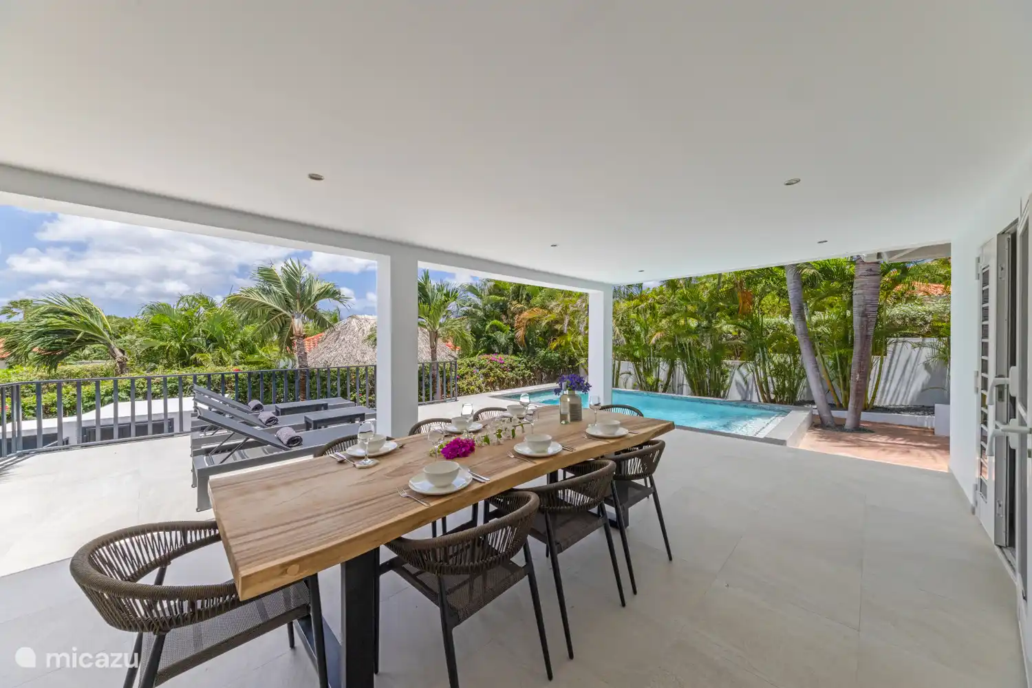 Grand jardin avec piscine privée, transats et grande table à manger