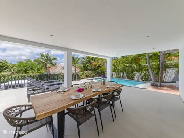 Villa Flair en Curazao, Banda Arriba (este), Jan Thiel - villa Amplio jardín con piscina privada, tumbonas y gran mesa de comedor