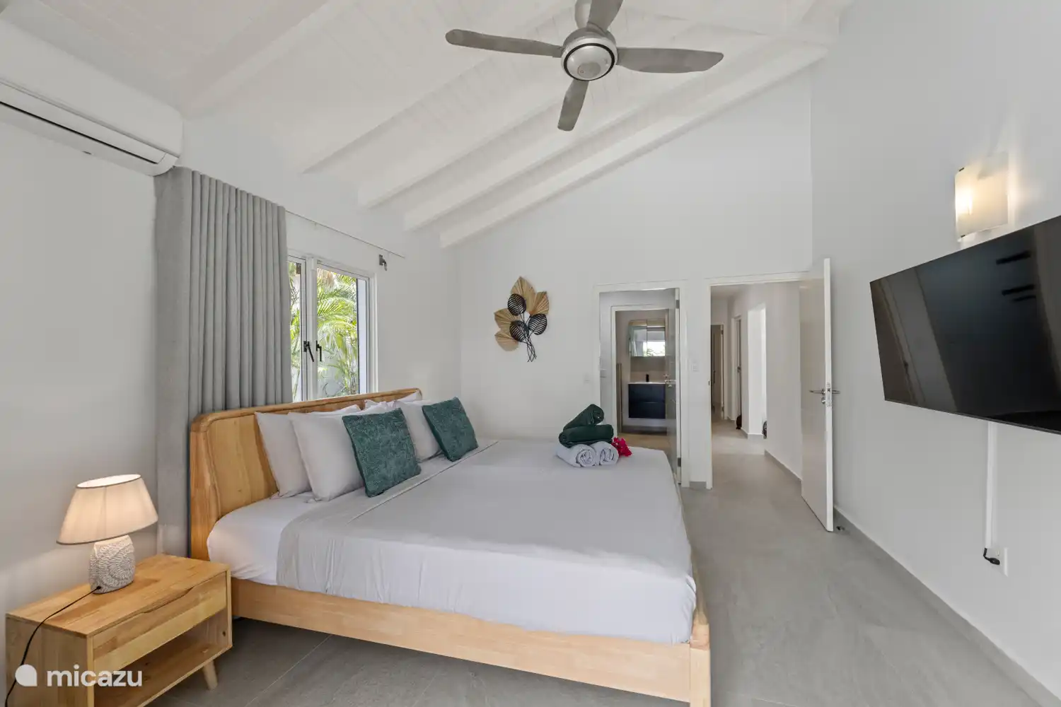 Chambre des maîtres avec walk-in et salle de bain des maîtres derrière elle