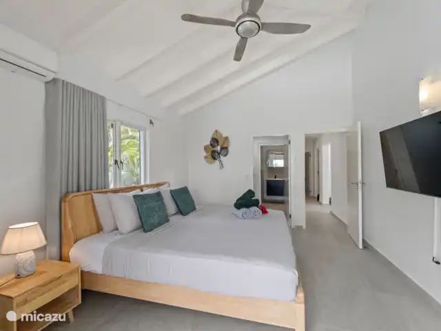 Villa Flair en Curazao, Banda Arriba (este), Jan Thiel - villa Dormitorio principal con vestidor y baño principal detrás