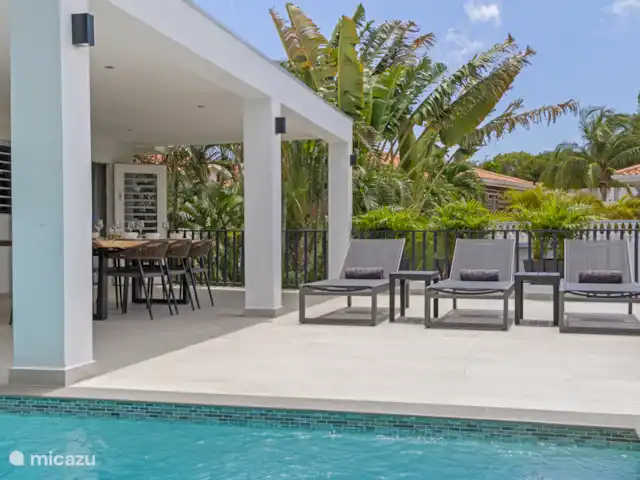 Villa Flair en Curazao, Banda Arriba (este), Jan Thiel - villa Bonitas tumbonas junto a la piscina