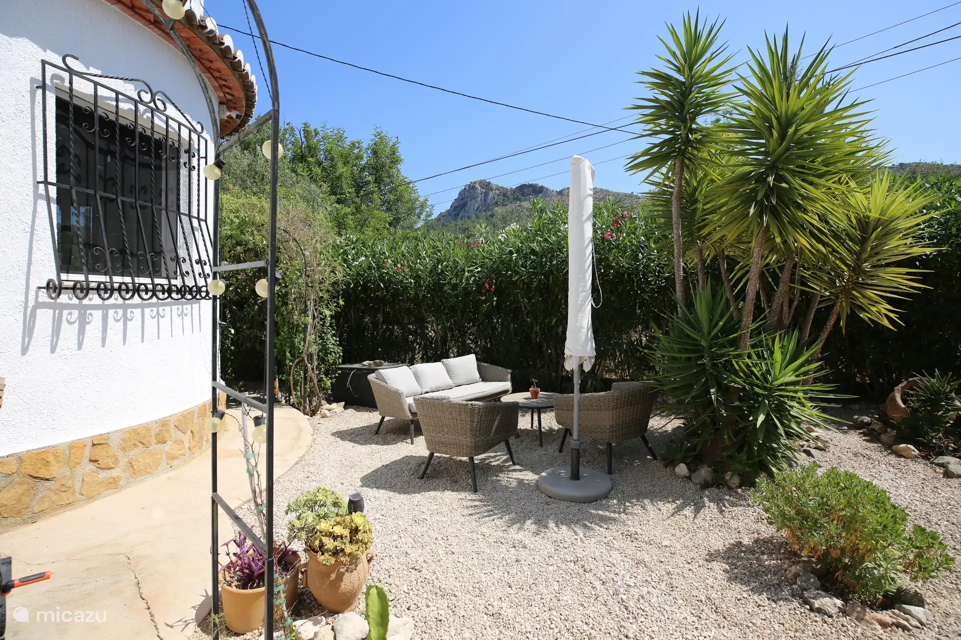 Garten an der Seite des Hauses mit Sitzgelegenheit