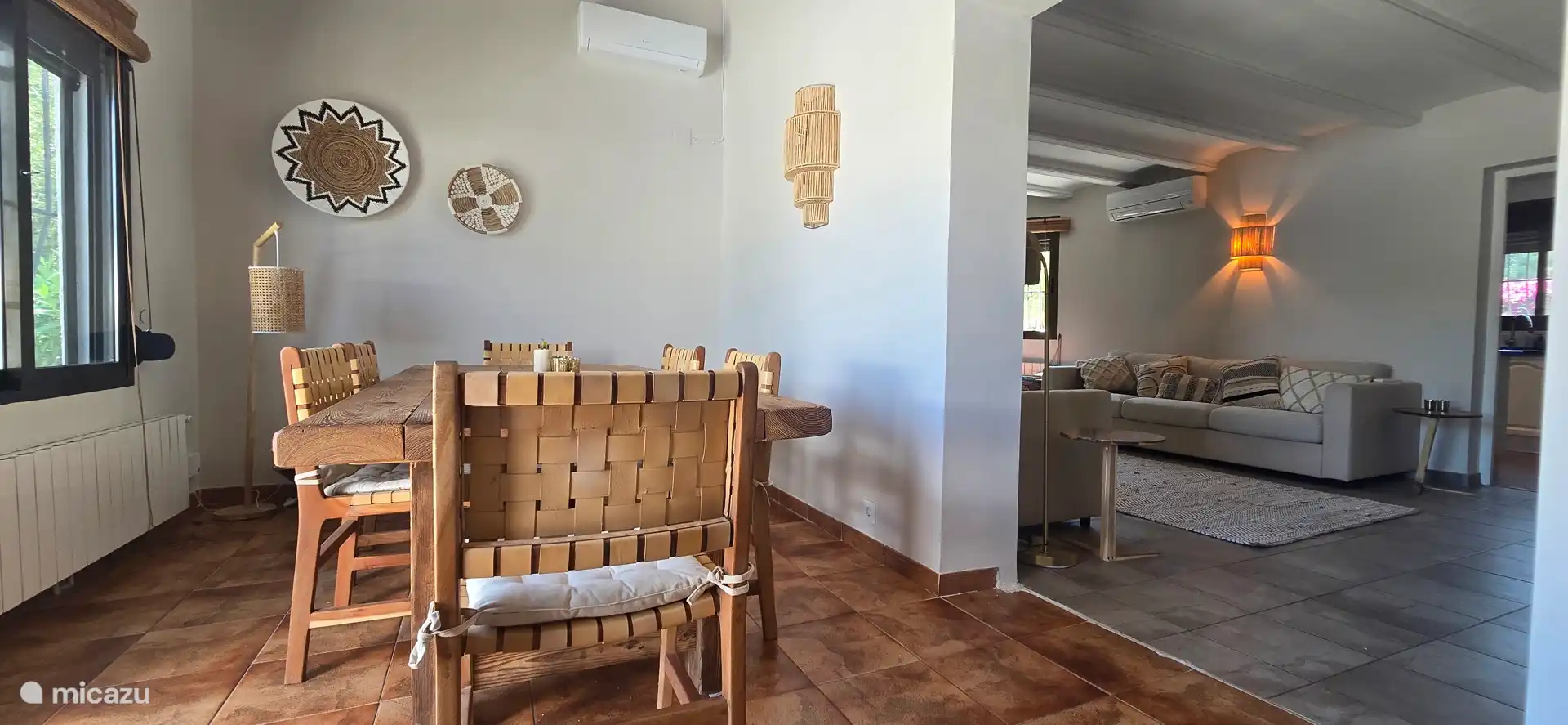 Esszimmer mit 6-Sitzer-Tisch