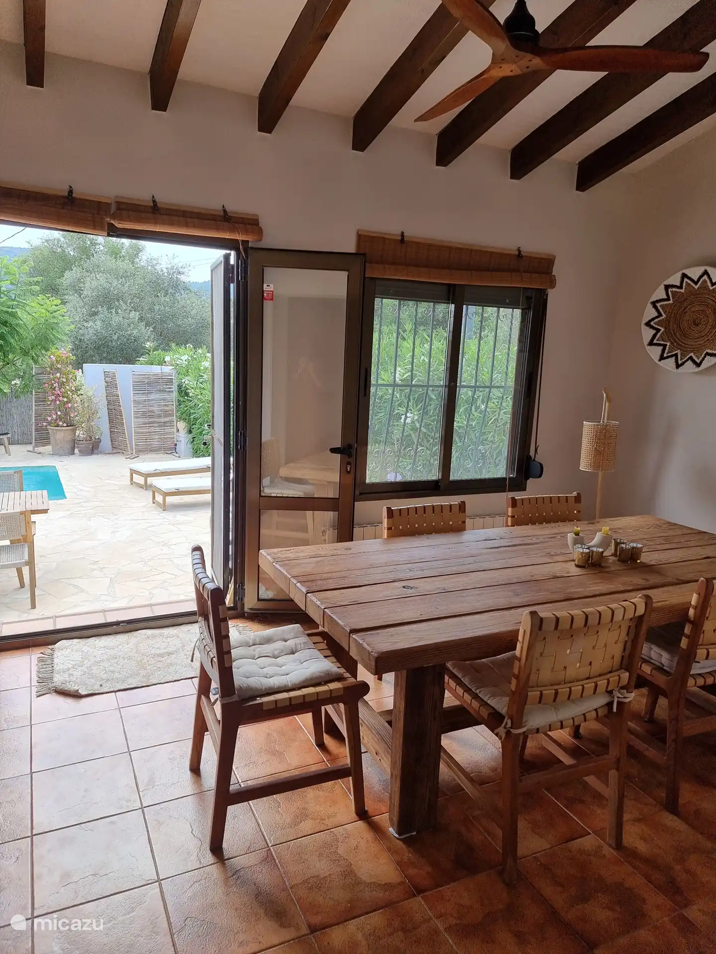 Esszimmer mit Blick auf Garten und Pool