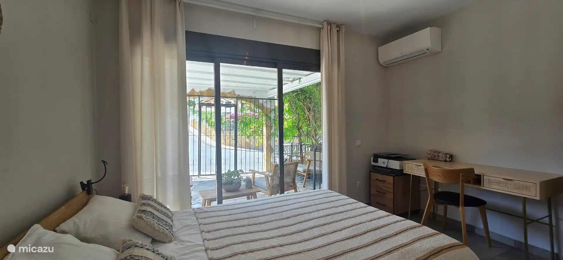 Schlafzimmer 1 mit Arbeitsplatz und Gemeinschaftsbad mit Schlafzimmer 2