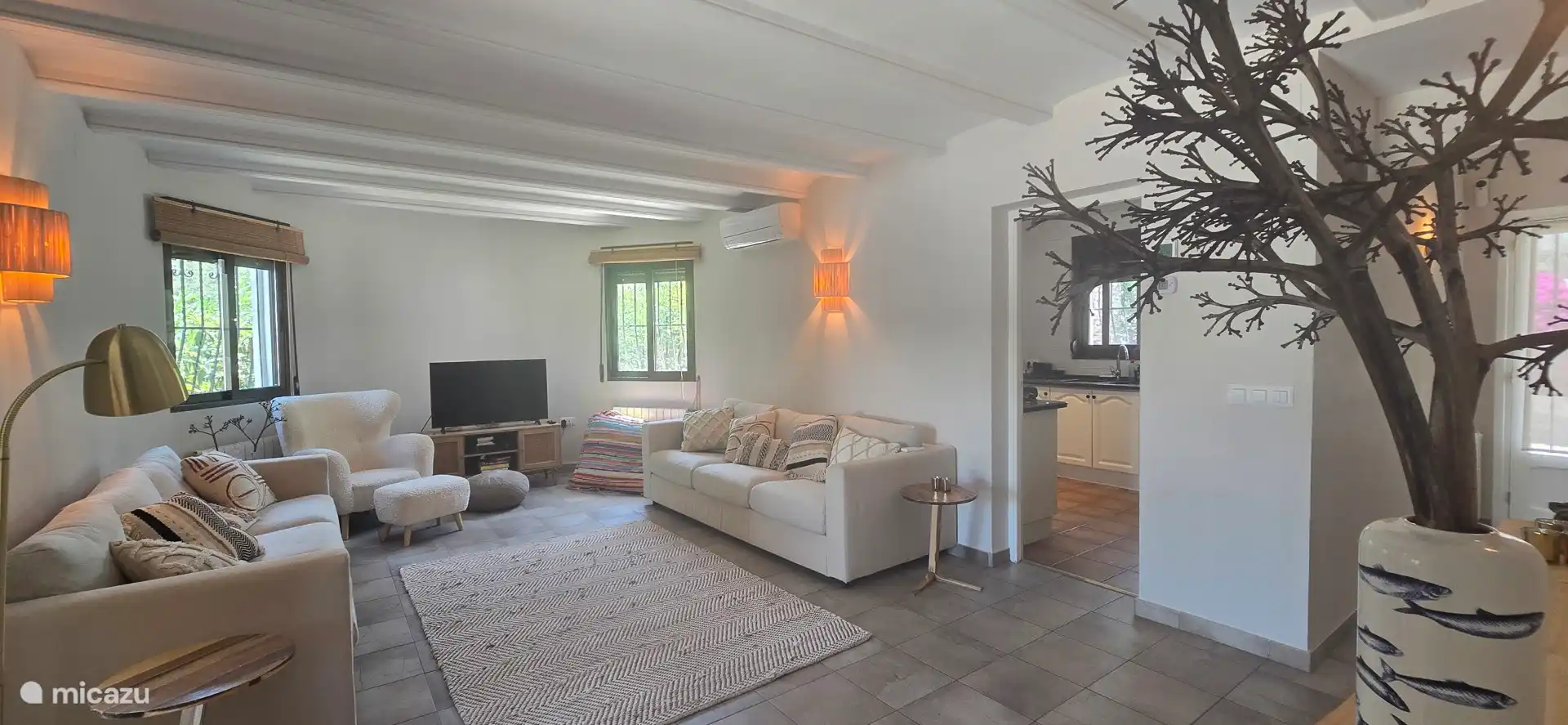 Wohnzimmer mit 2 3-Sitzer-Sofas