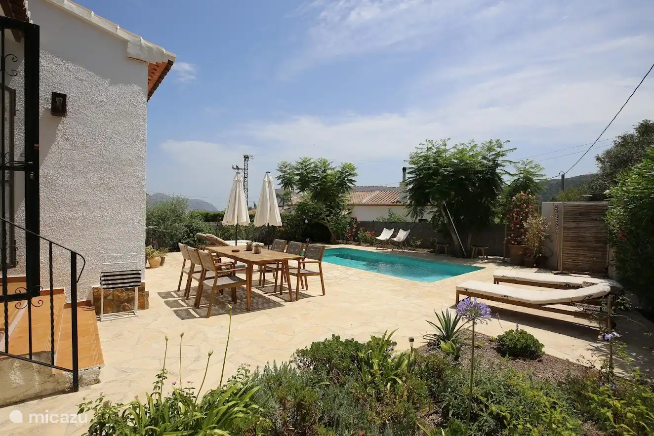 Hinterhof mit Esstisch und Sonnenschirmen