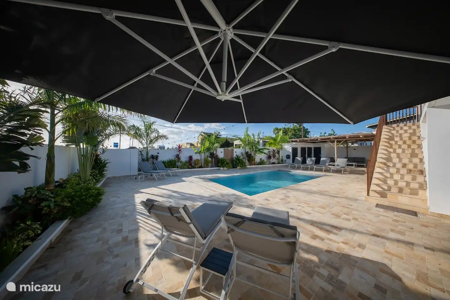 zwembad vanuit de parasol
