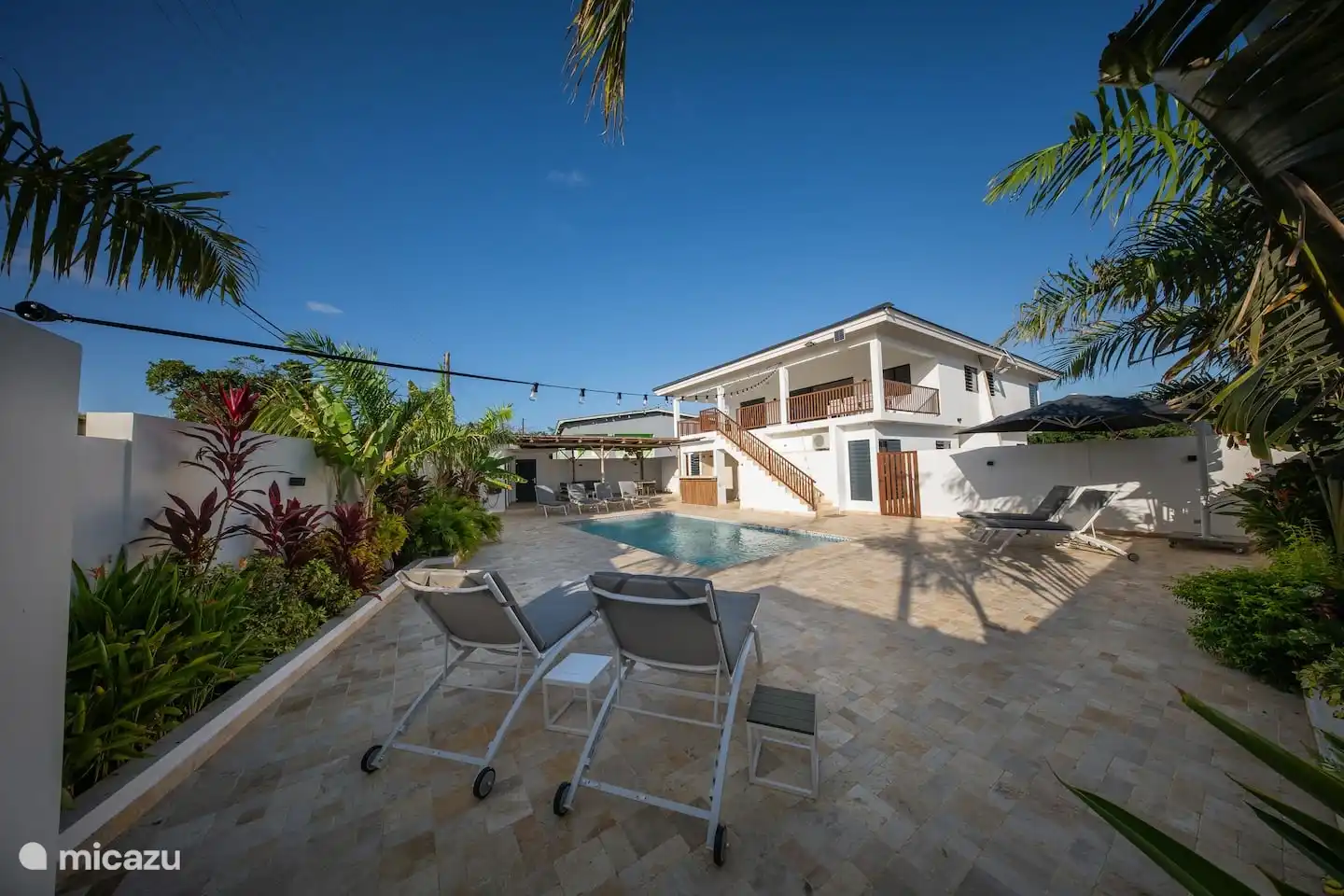 zwembad vanuit de tuin