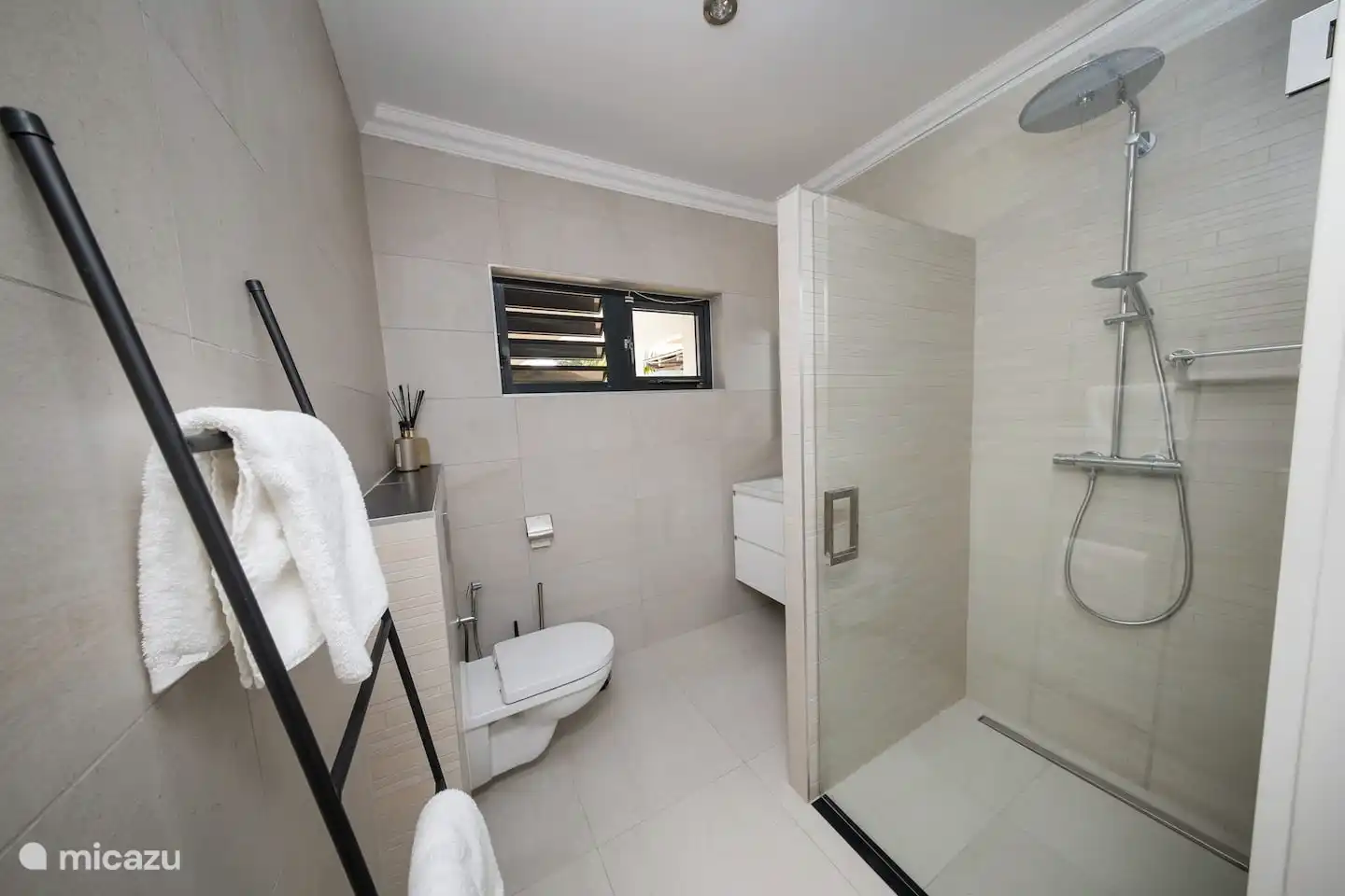 Badkamer met regendouche