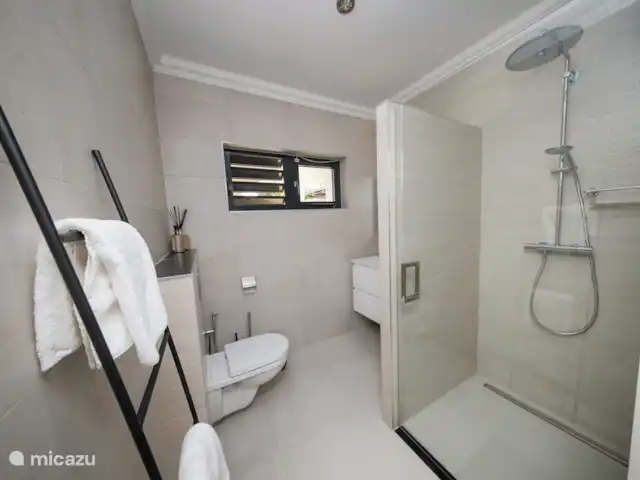 appartement huren in Curaçao, Curacao-Midden, Blue Bay – Pearl apartments - Laman Badkamer met regendouche