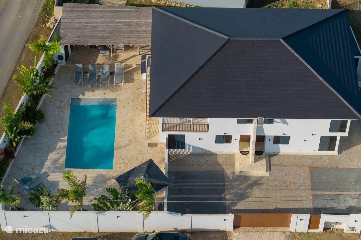 Parkeerplaats op eigen afgesloten terrein met videobewaking