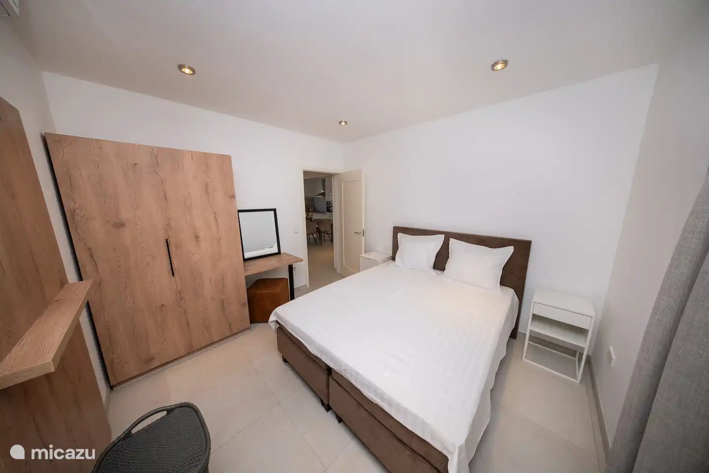 Slaapkamer 1 met airco en TV