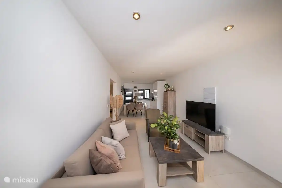 Wookamer  met eethoek en TV