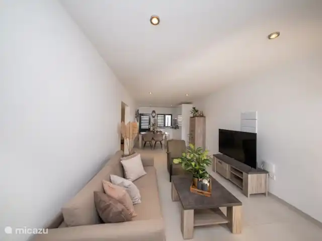 appartement huren in Curaçao, Curacao-Midden, Blue Bay – Pearl apartments - Laman Wookamer  met eethoek en TV