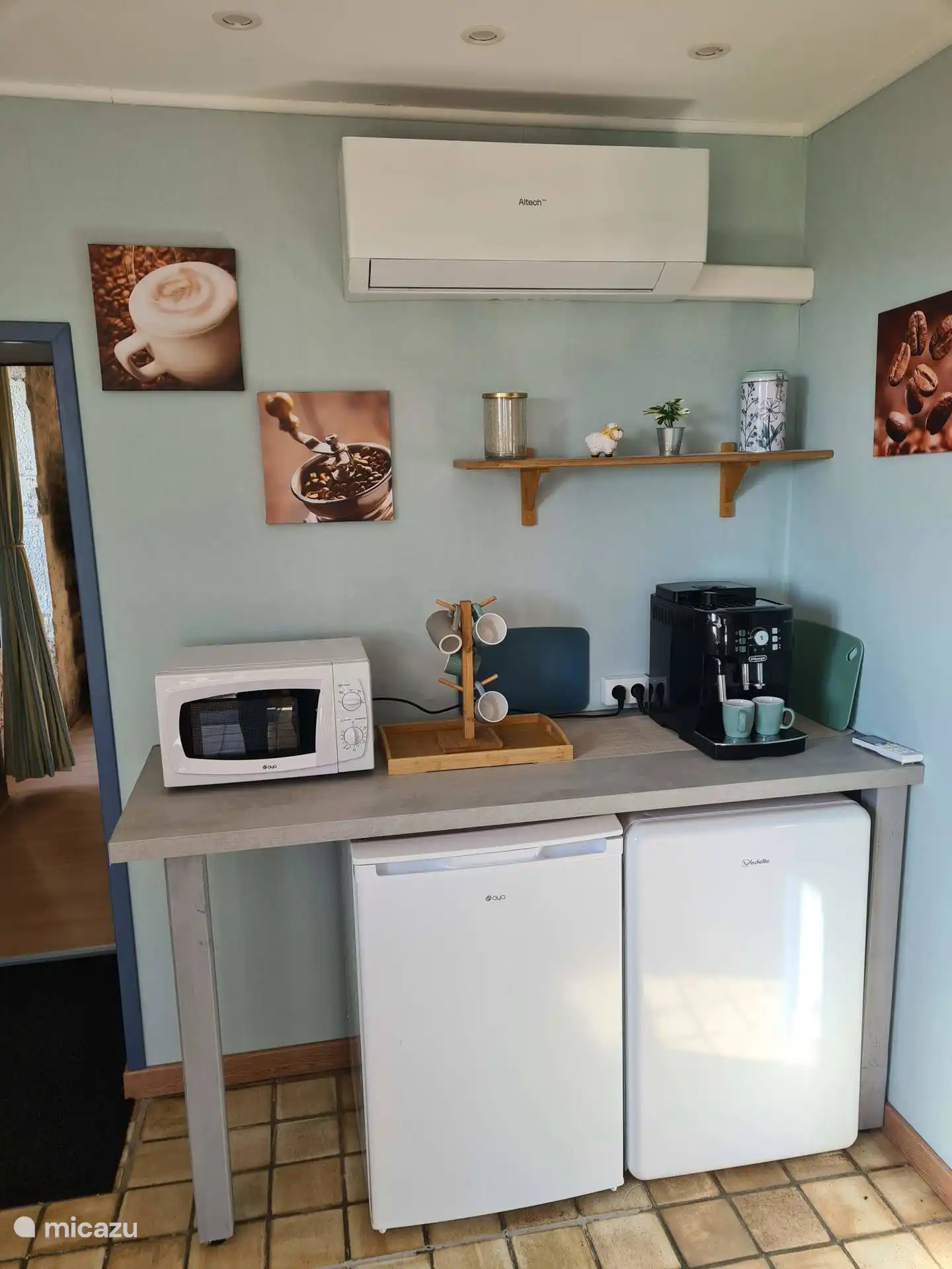 Kühlschrank, Gefrierschrank, Kaffeemaschine mit frischen Bohnen, Mikrowelle, Heißluftfritteuse