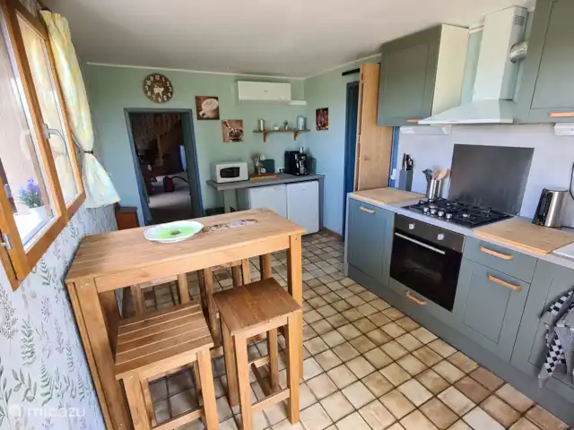 Gîte avec vue panoramique        | France, Nièvre, Mont-et-Marré - gîte / cottage Cuisine avec table à manger
