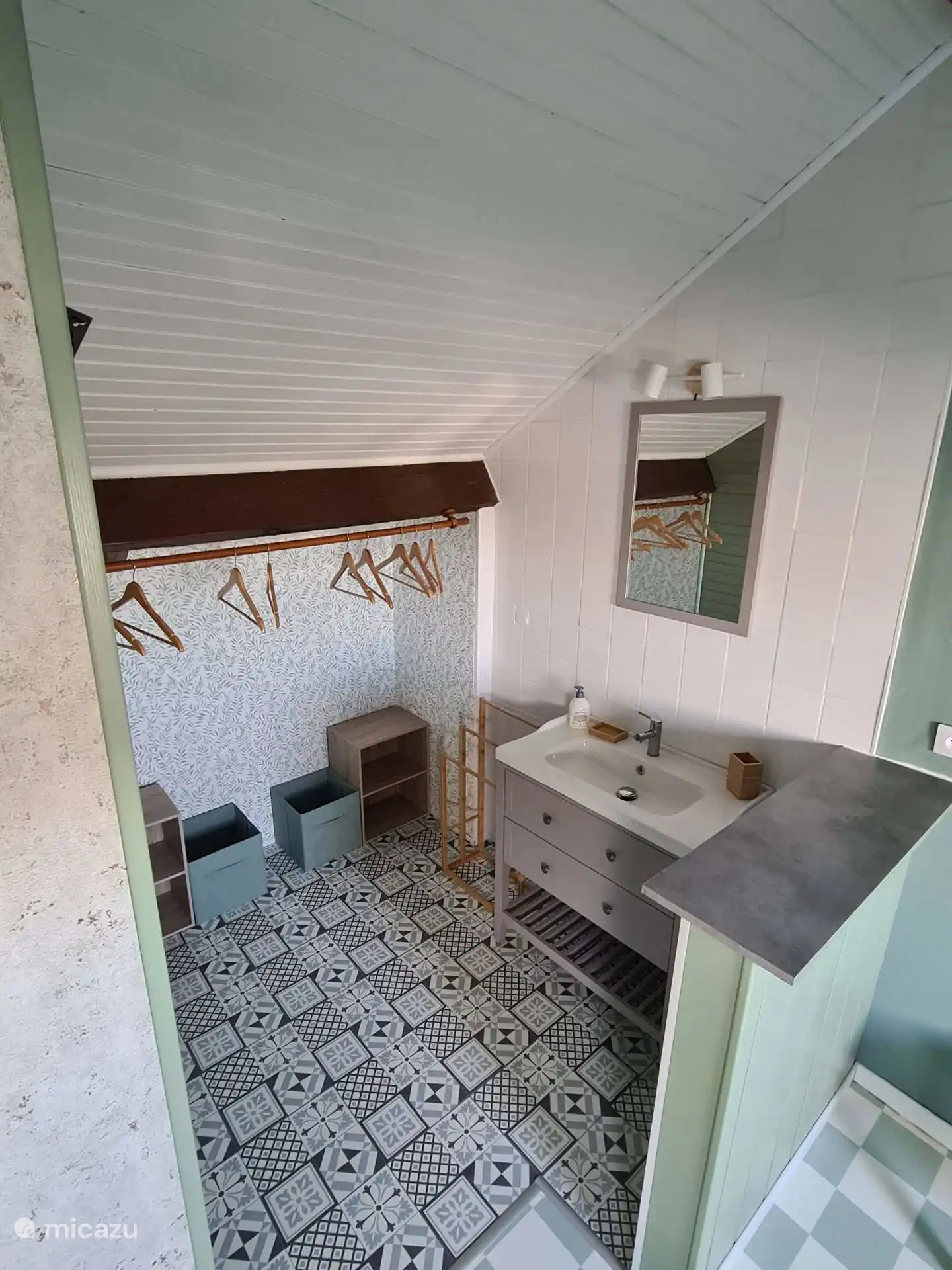 Schlafzimmer im Obergeschoss mit eigenem Waschbecken