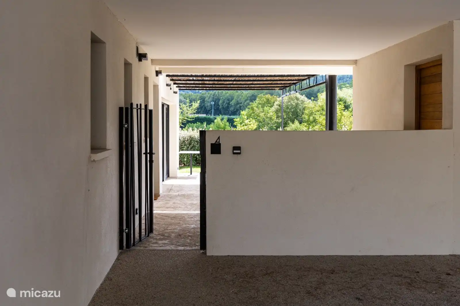 Das Haus verfügt über einen eigenen abschließbaren Zugang und viel Privatsphäre. 