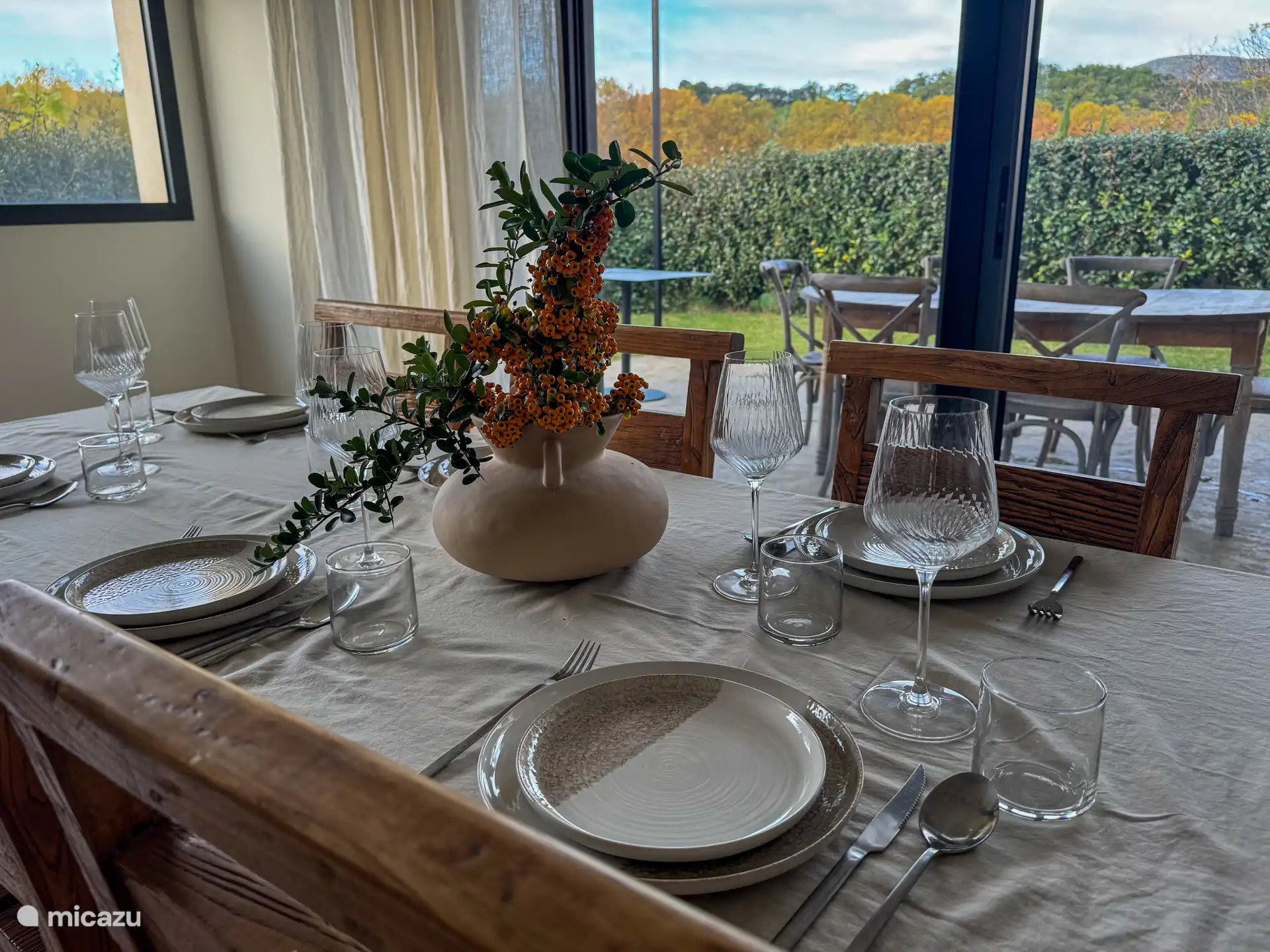 Vom Esstisch aus hat man einen Blick in den Garten. Die Schiebetür lässt sich komplett öffnen, so dass Sie Außen und Innen verbinden. 