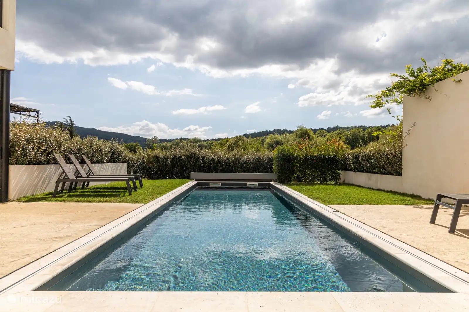 Der Pool verfügt auch über eine Außendusche mit heißem Wasser und eine Terrasse. 