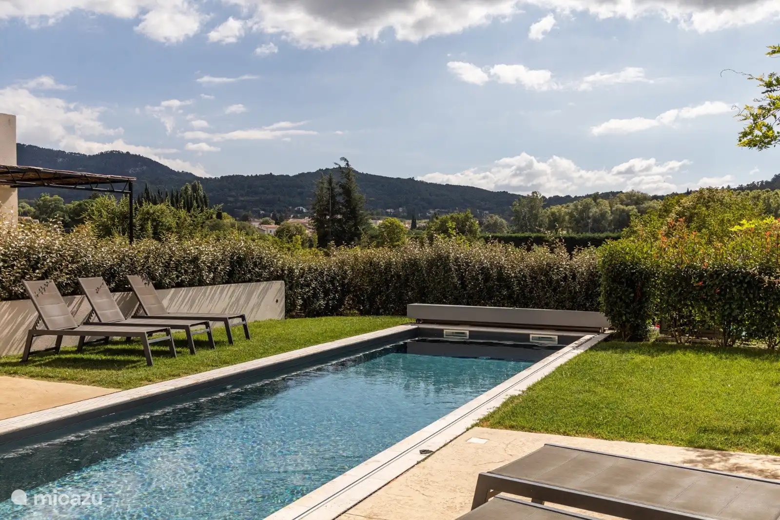 Das 11 Meter lange, beheizte Schwimmbad kann mit einer Plane verschlossen werden. Sie haben einen schönen Blick auf Malaucène und können die bequemen Sonnenliegen genießen. 
