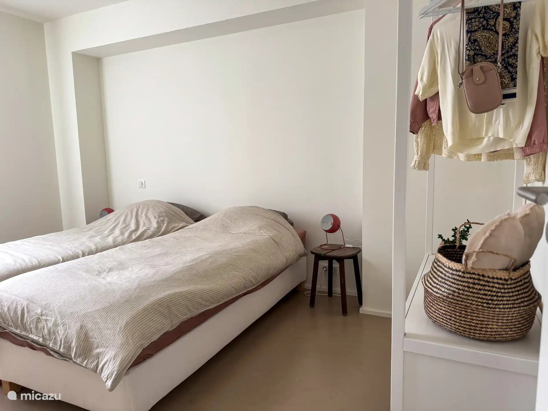 Alle Schlafzimmer verfügen über eine eigene Klimaanlage, ein Badezimmer mit Dusche und zwei Einzelbetten. Bettwäsche und Handtücher werden gestellt. 