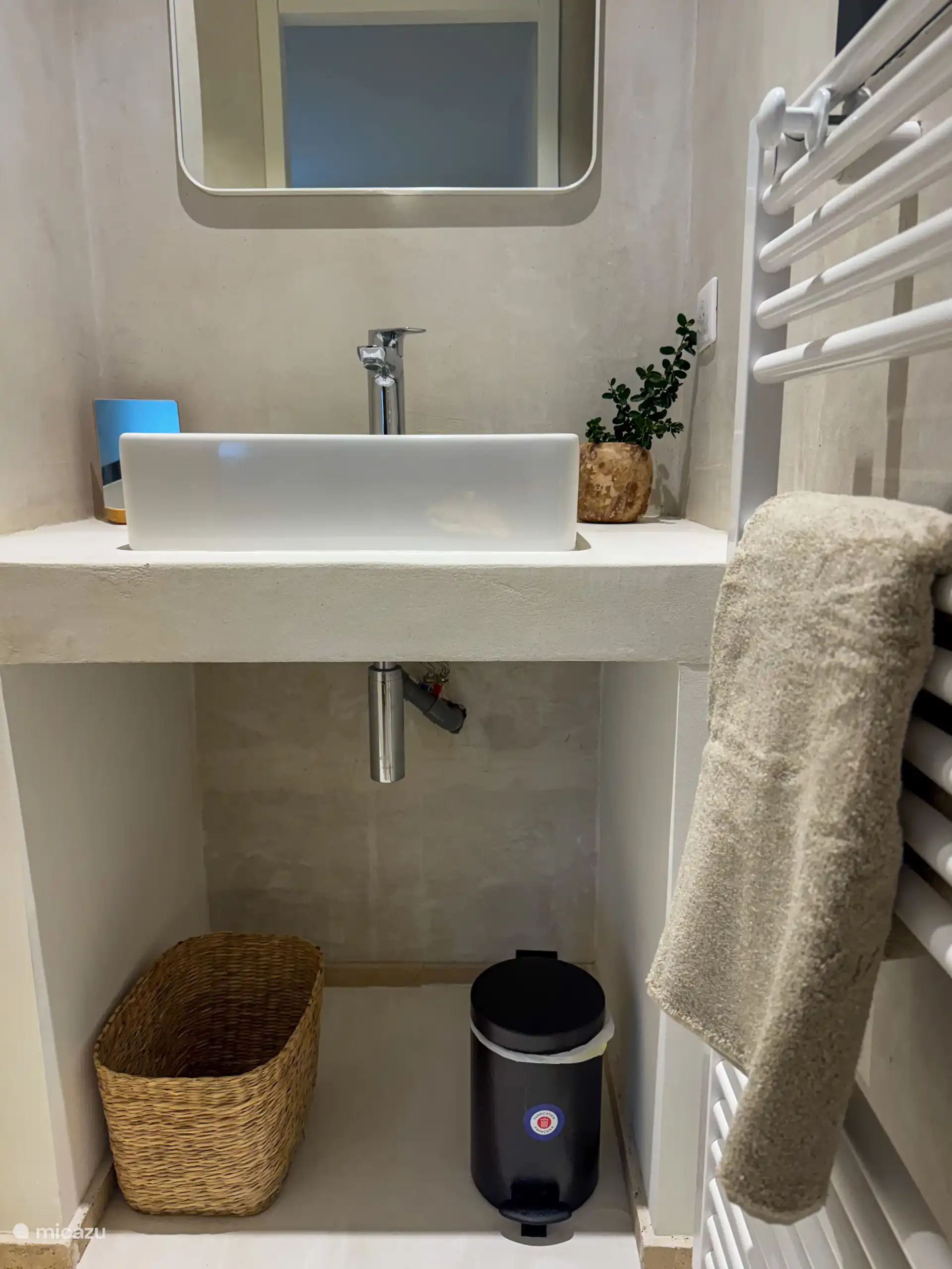 Die Badezimmer sind komplett mit Dusche, Waschbecken und Heizung ausgestattet. Ein Haartrockner steht zur Verfügung.