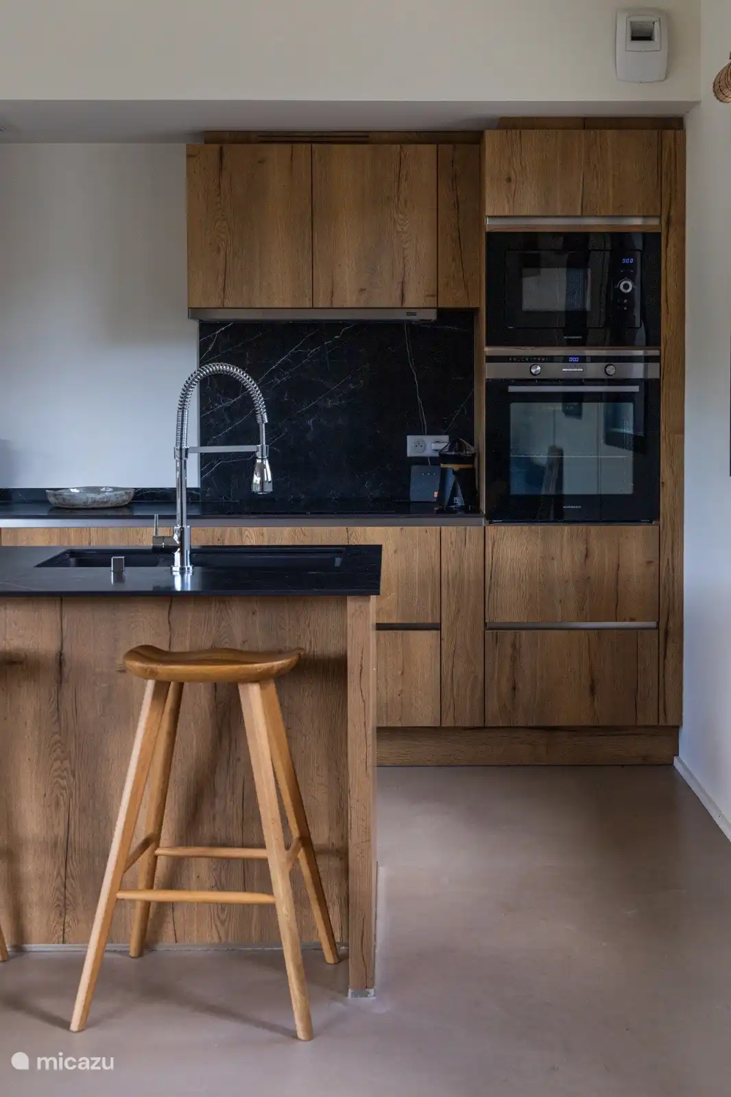 Die offene Küche ist ausgestattet mit Mikrowelle, Backofen, Kühlschrank mit Gefrierfach, 3-Flammen-Herd, Nespresso-Maschine, Saftpresse, Toaster, Wasserkocher, (Kinder-)Geschirr und vielem mehr. 