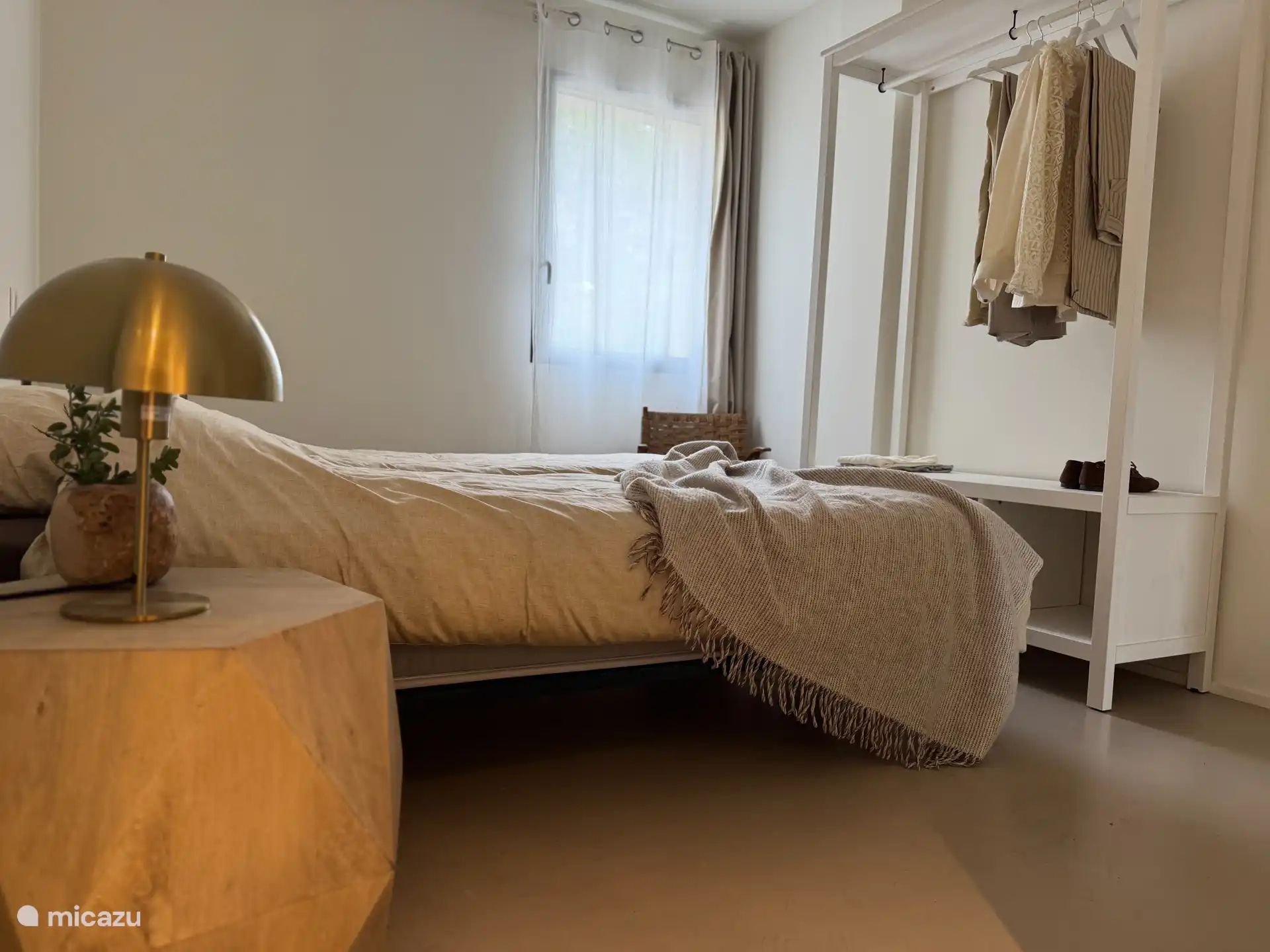 Alle Schlafzimmer verfügen über eine eigene Klimaanlage, ein Badezimmer mit Dusche und zwei Einzelbetten. 