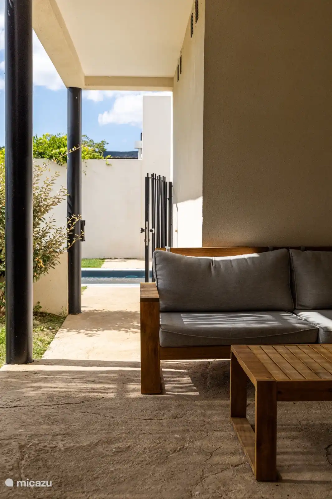 Das Schwimmbad befindet sich direkt am Garten und ist mit einem Tor mit Kindersicherung und Schloss verschlossen. 