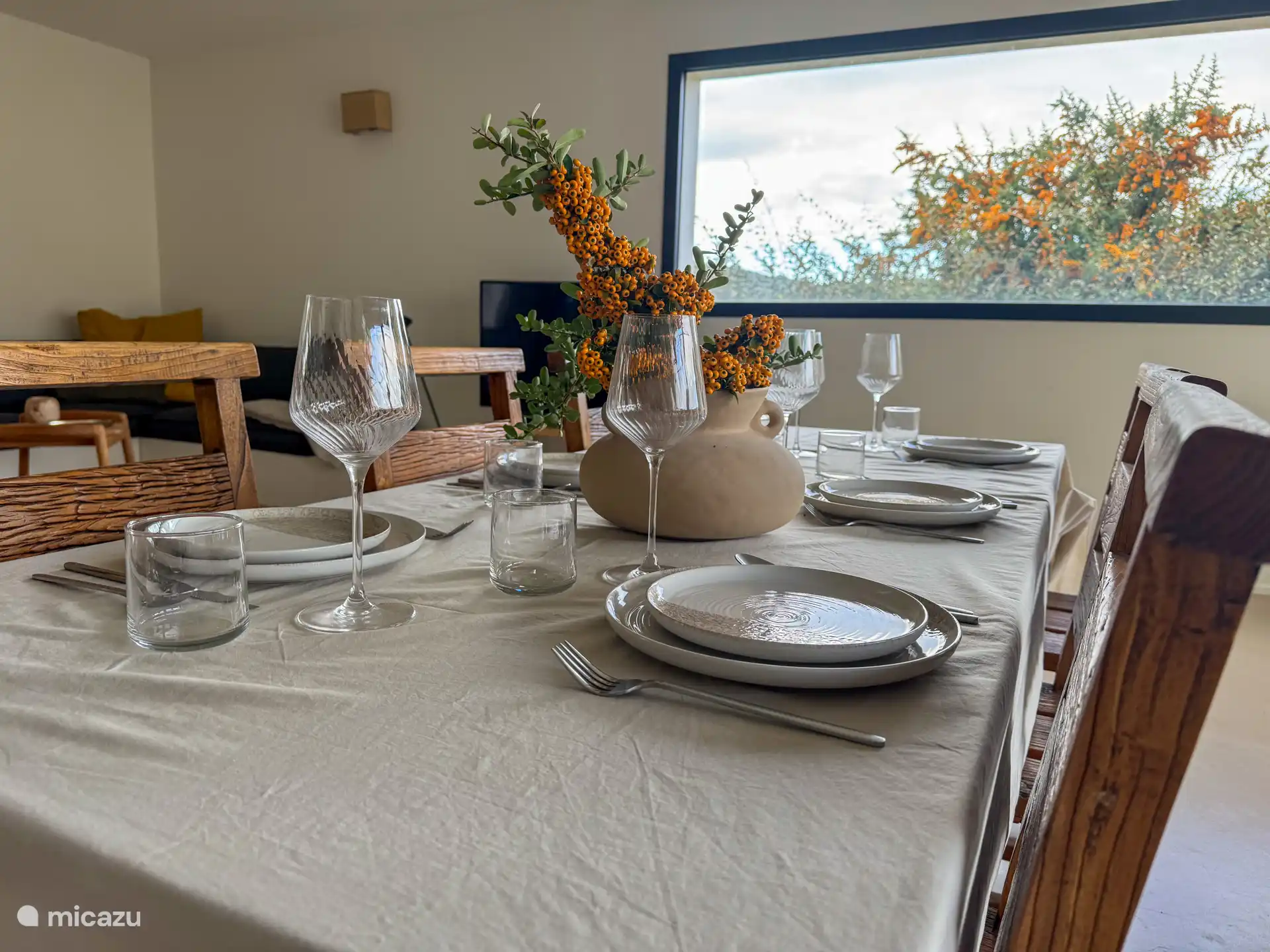 Am großen Eichentisch können 8 Personen lange speisen. Es steht ein Baby-/Hochstuhl zur Verfügung. 