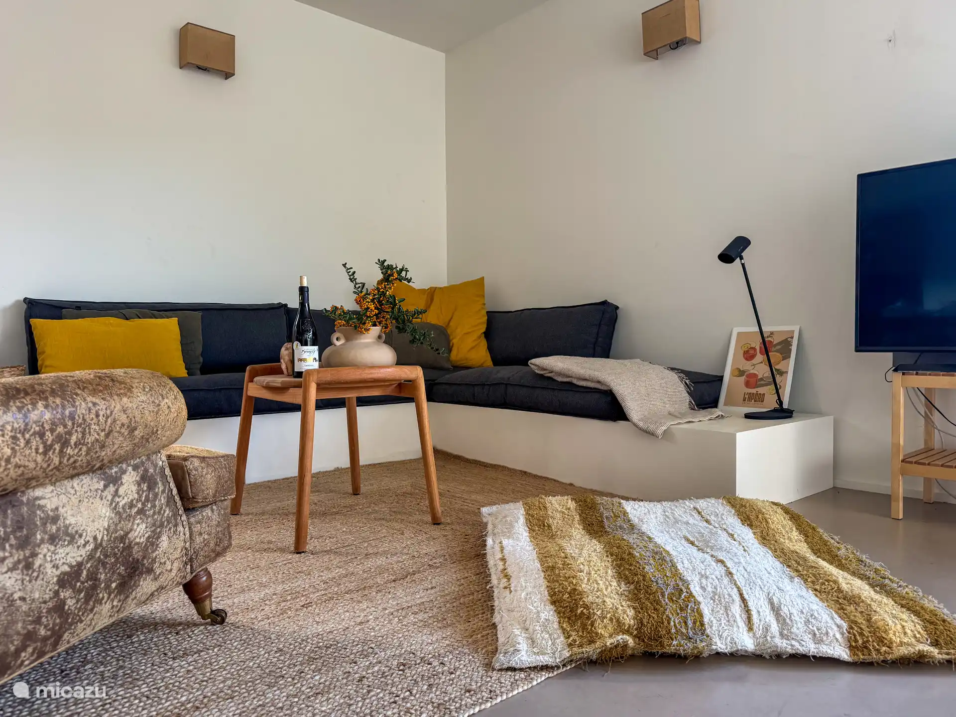 Eine geräumige, gemütliche Sitzecke mit großem Fernseher (inkl. Chromecast). 