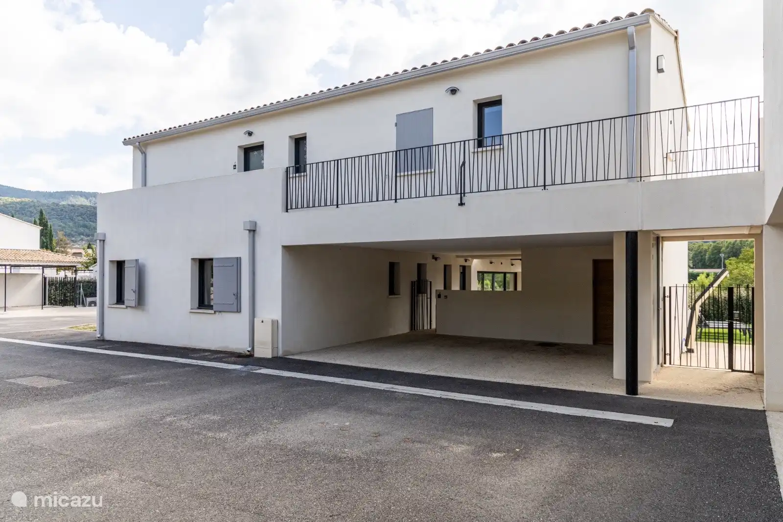 Ihnen steht ein überdachter Parkplatz unter dem Carport und ein zweiter Parkplatz auf der anderen Seite (innerhalb von 10 Metern) des Hauses zur Verfügung.