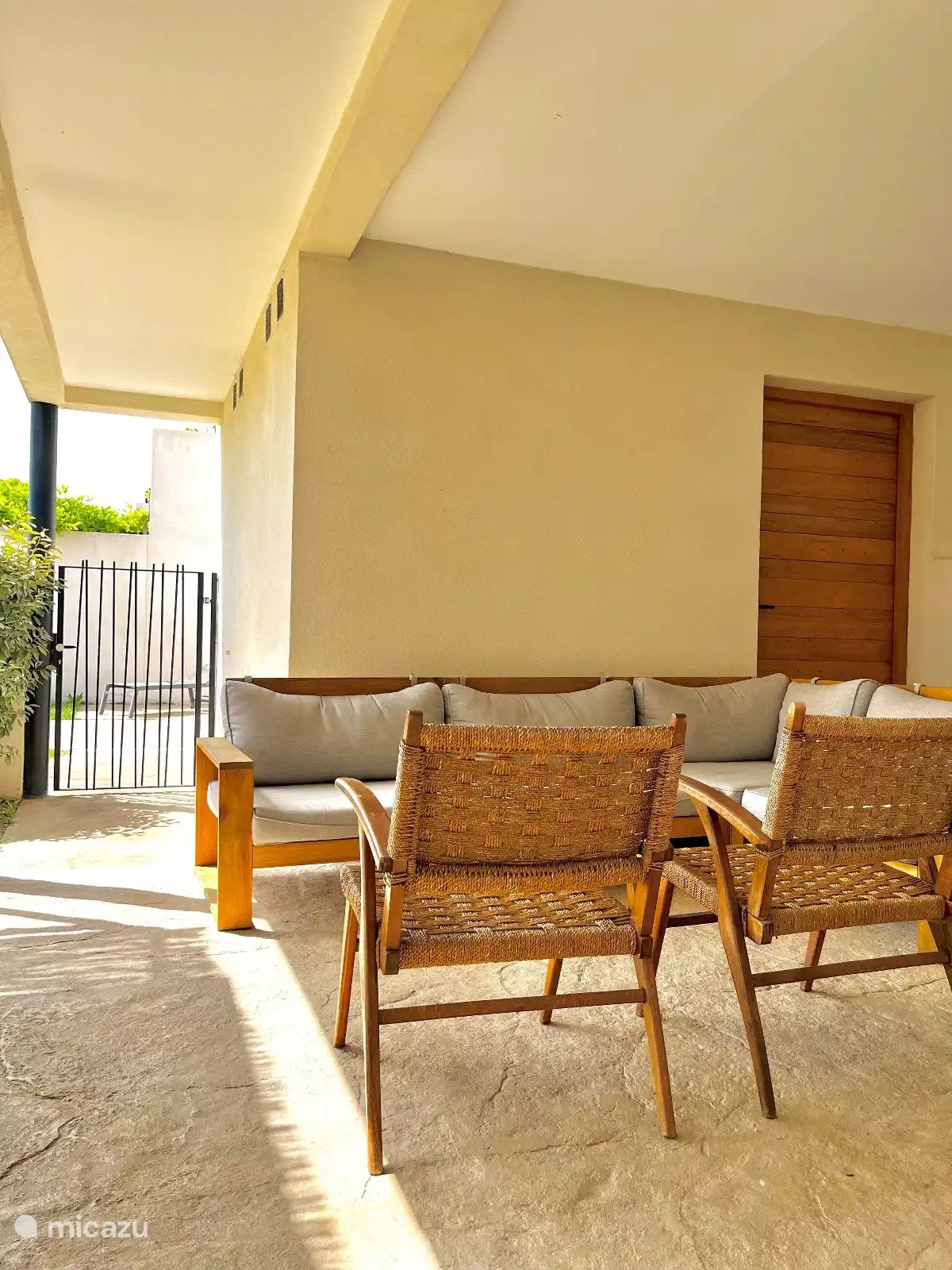 So können Sie zum Beispiel Ihre Fahrräder im abschließbaren Abstellraum sicher verstauen. Im Abstellraum befindet sich eine Waschmaschine und ein Wäscheständer. Das Haus verfügt auch über ein Bügelbrett und ein Bügeleisen.  