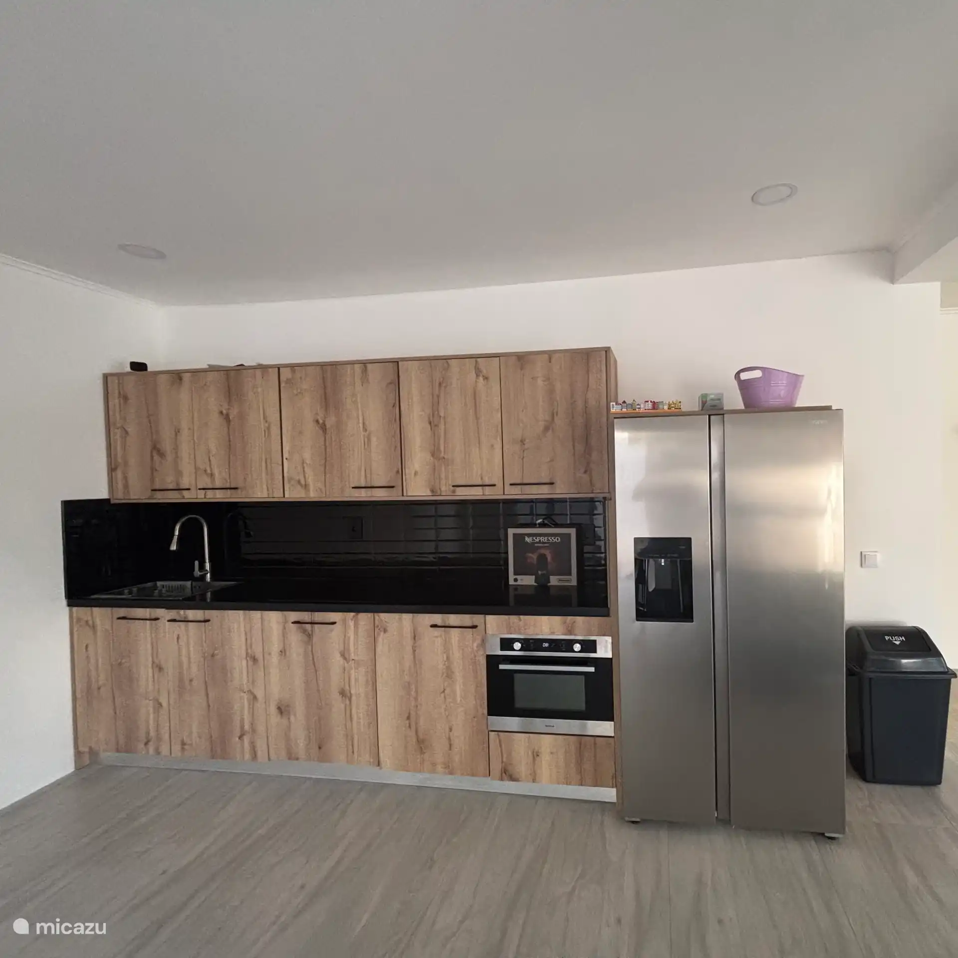 Eine moderne, voll ausgestattete Küche. 

Kombi-Backofen
Einbau-Geschirrspüler 
Kühl-Gefrierkombination mit Wasserspender 
Induktionsplatte 
Geschirr und Besteck 6-teilig
Pfannen und Töpfe
Mülltonne
Nespresso