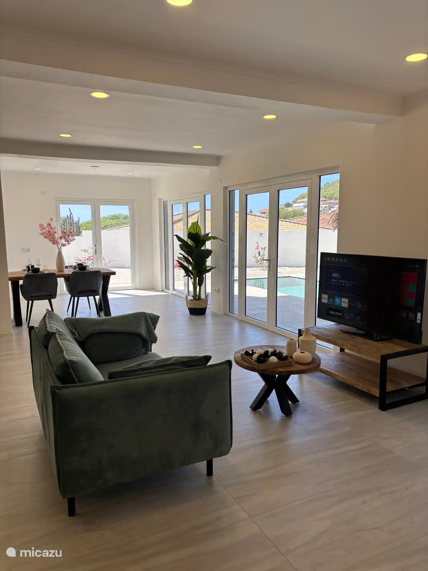 Wohnzimmer mit einem schönen offenen Raum und Blick auf den Garten und den Pool 