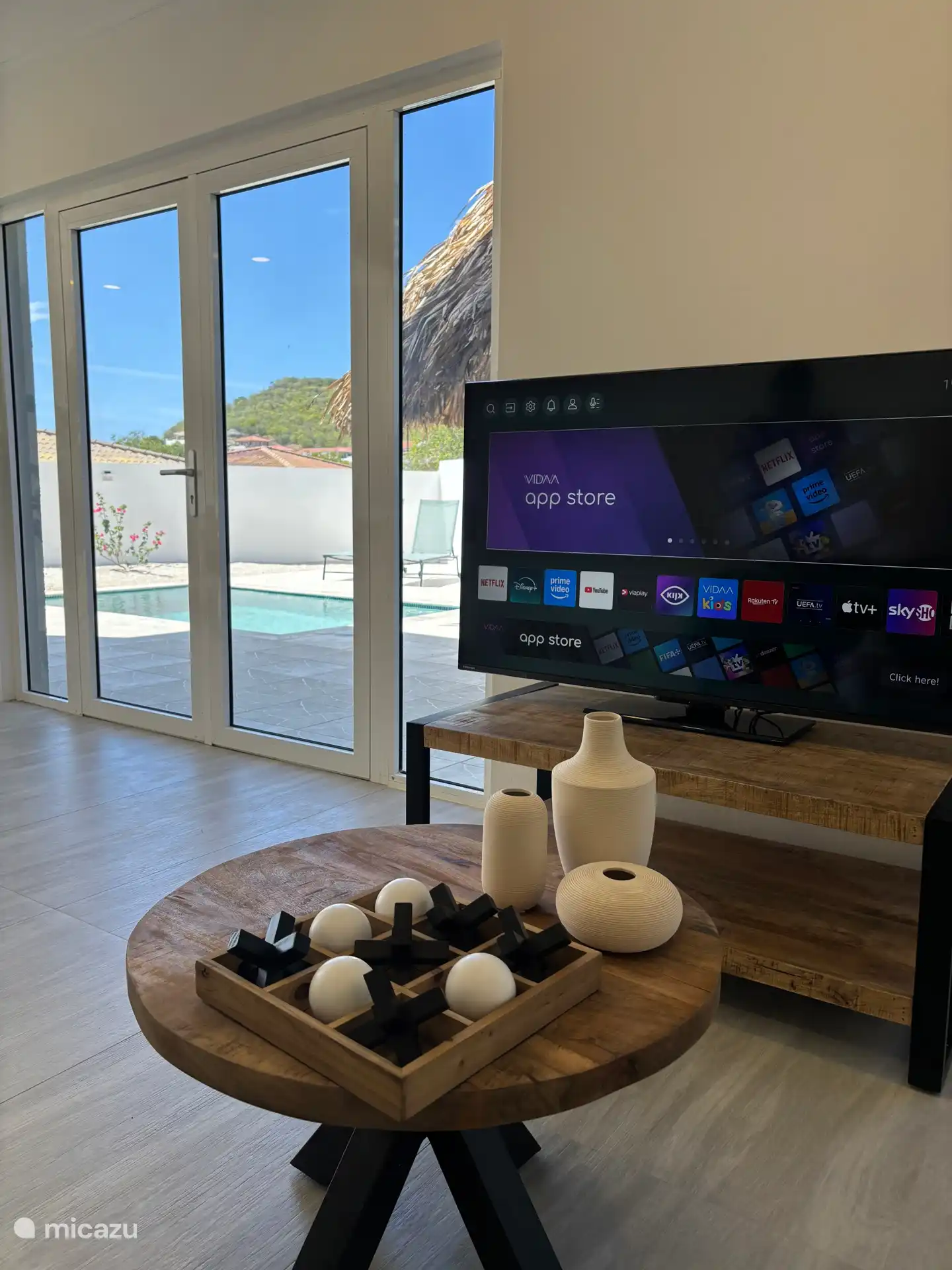 Smart-TV und atemberaubender Blick über den Pool