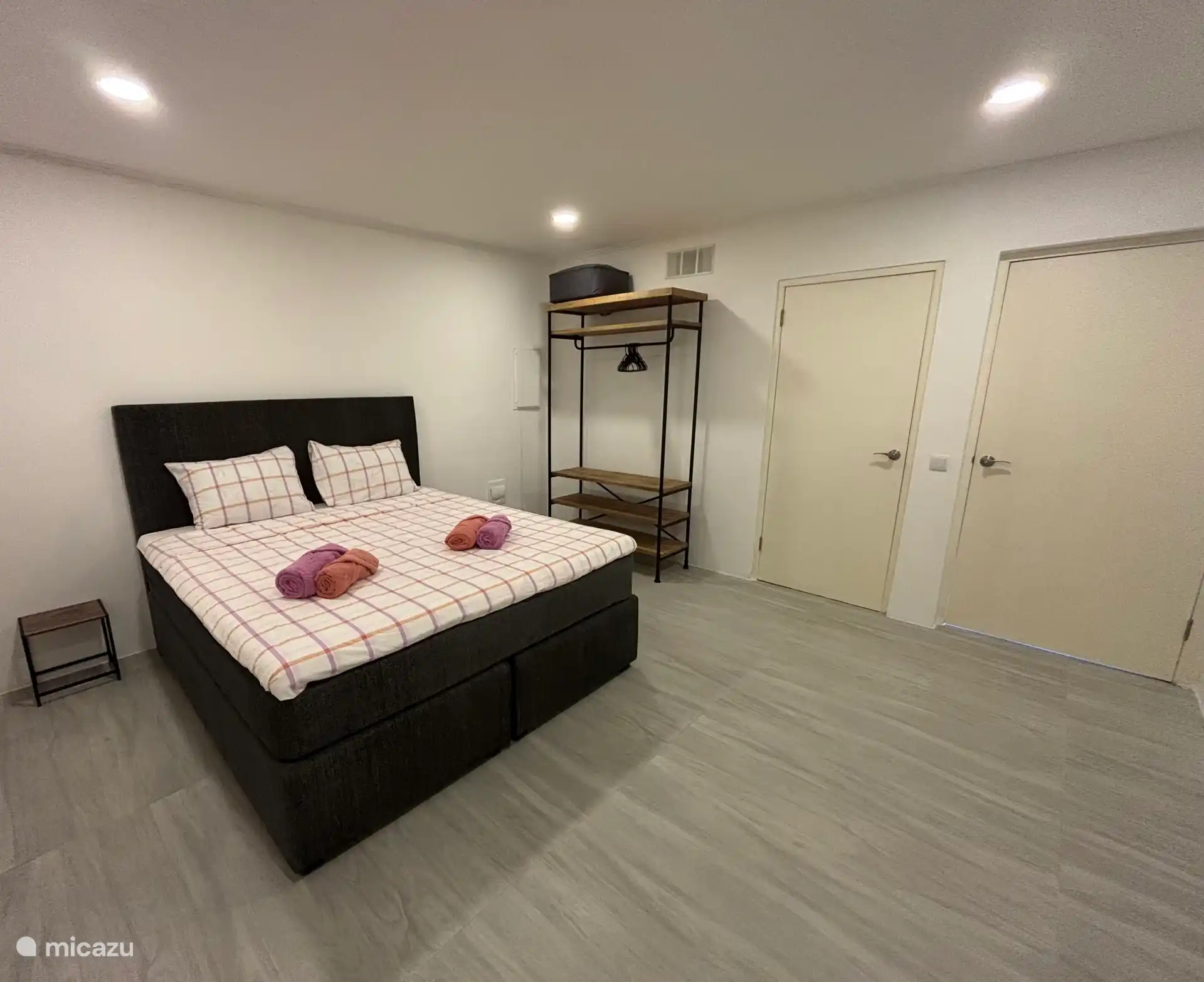 Hauptschlafzimmer mit eigenem Bad, Klimaanlage, Kingsize-Betten und offenem Kleiderschrank.