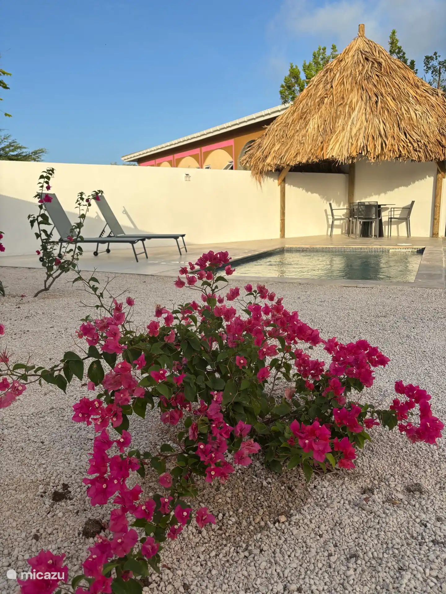 Schöne Aussicht vom Garten über den Pool und den Sitzbereich.