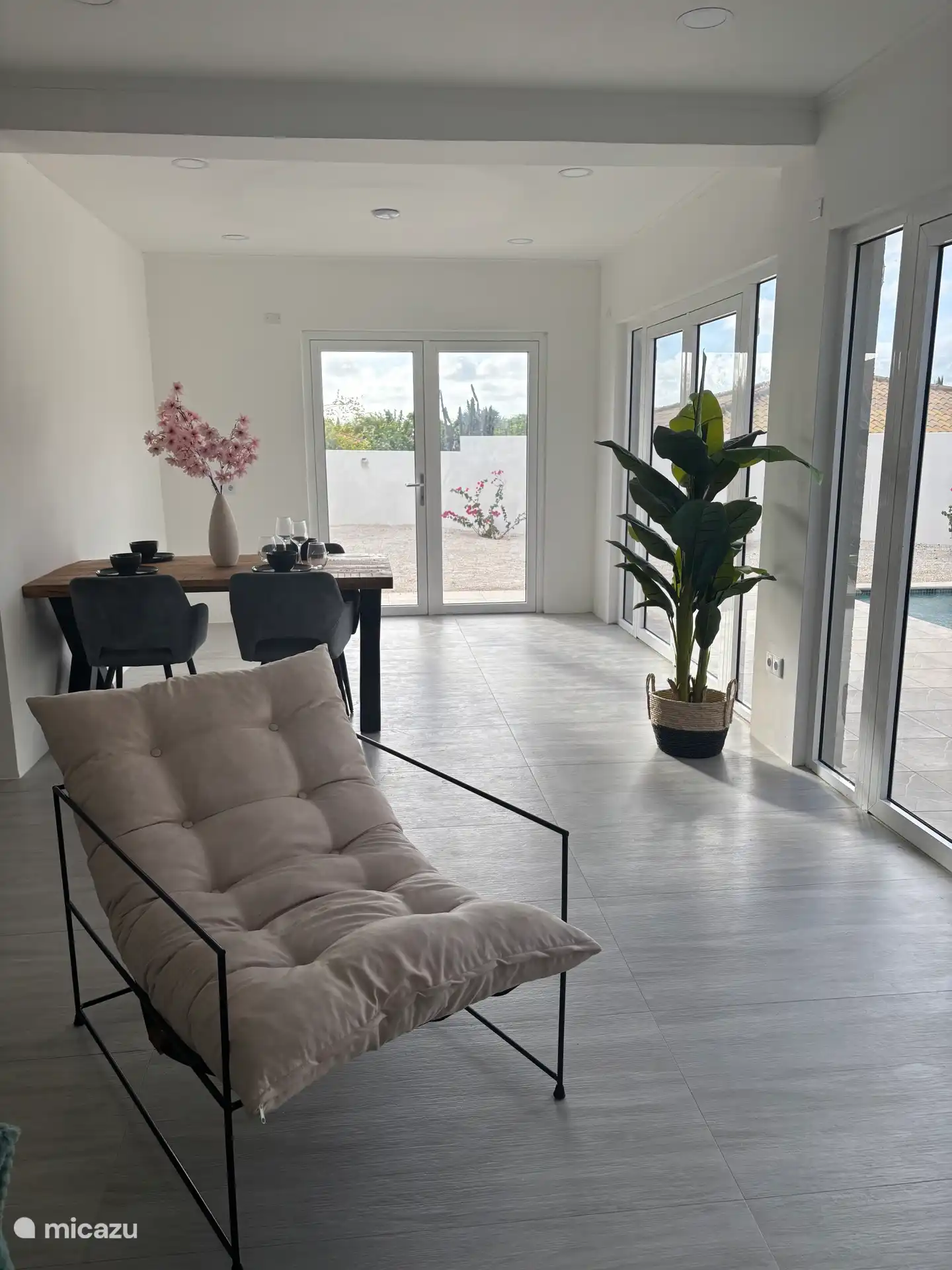 Relaxsessel und Esstisch für 4 Personen