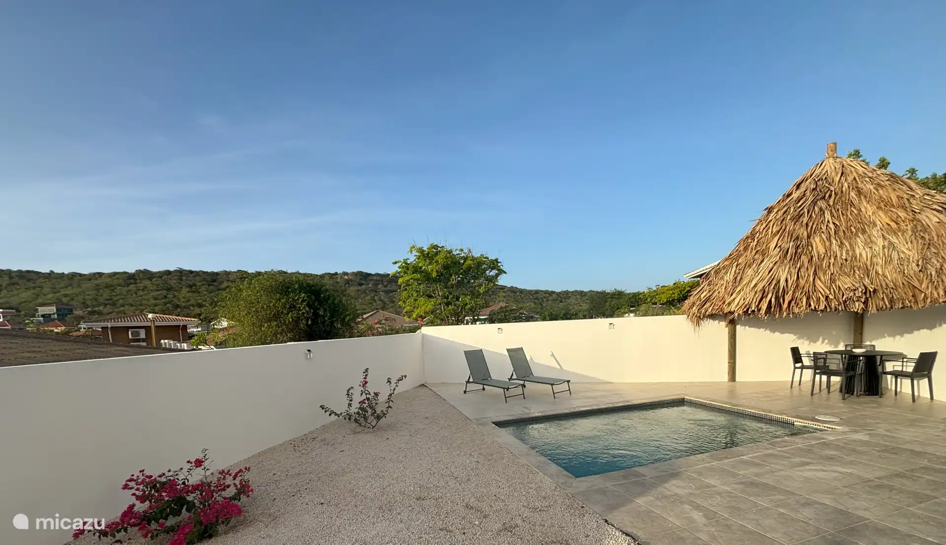 Die Luxusvilla ist perfekt gelegen mit einer wunderschönen Berglandschaft als Aussicht und einer tropischen Brise, die ständig durch den Garten weht. 