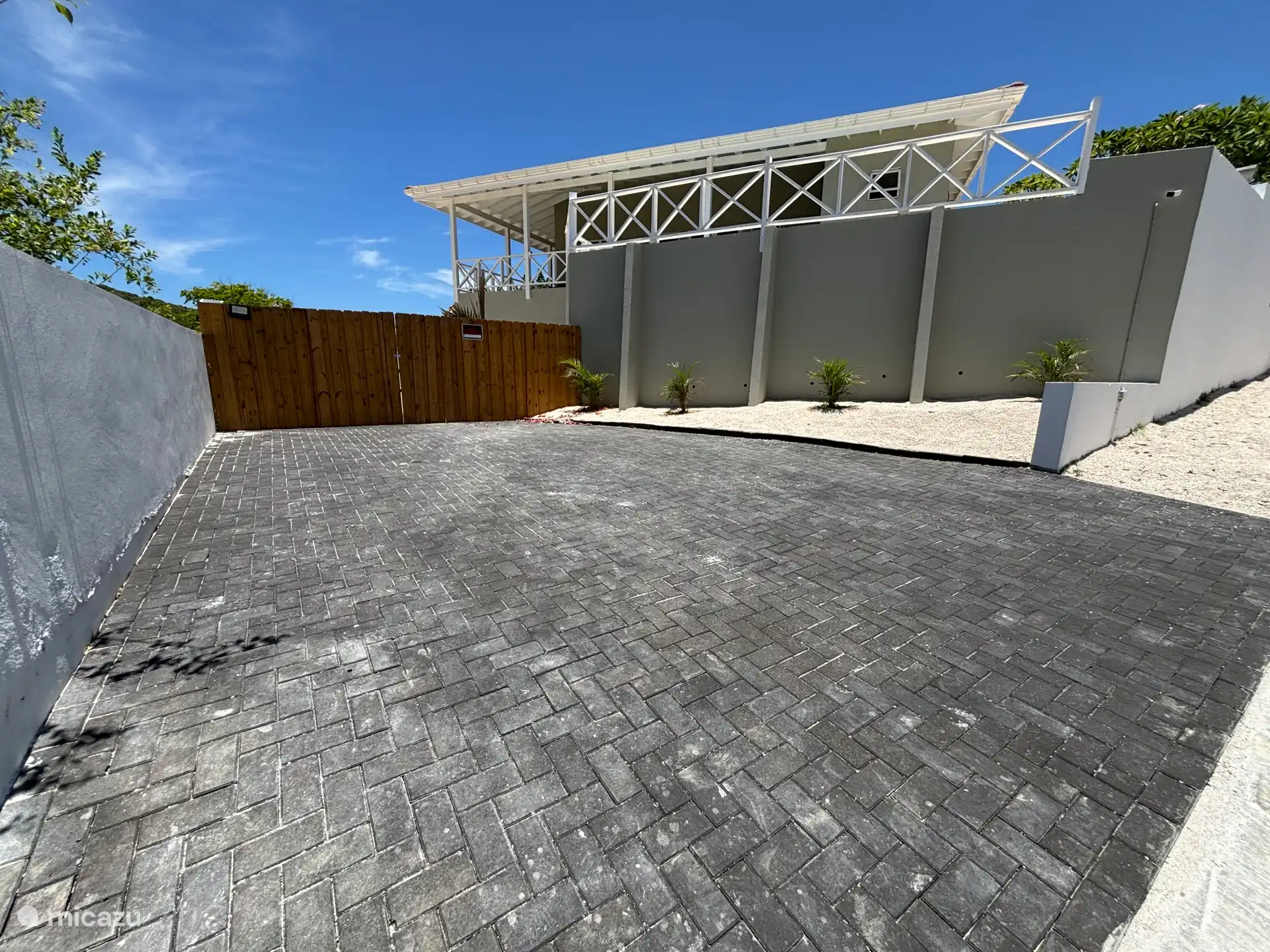 Privater Parkplatz mit Bewachung 