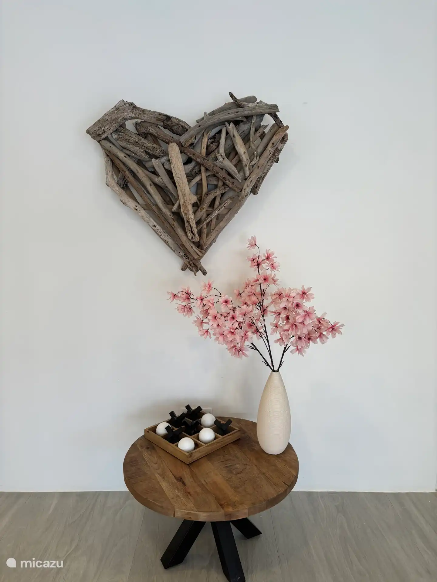 Dekoration von Wrackteilen, die an den Stränden von Curacao von einem lokalen Künstler gesammelt wurden. 