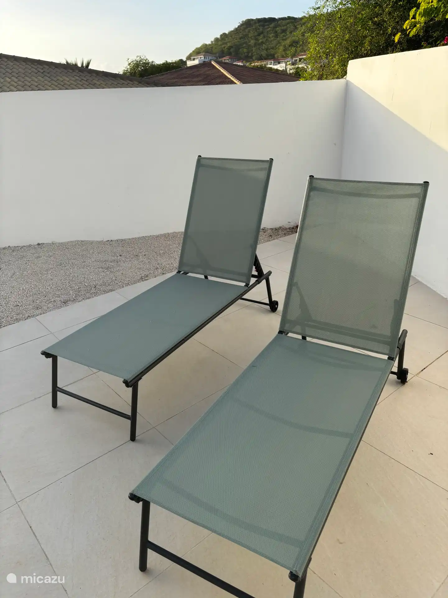 Sonnenliegen eignen sich perfekt zum Sonnenbaden. 