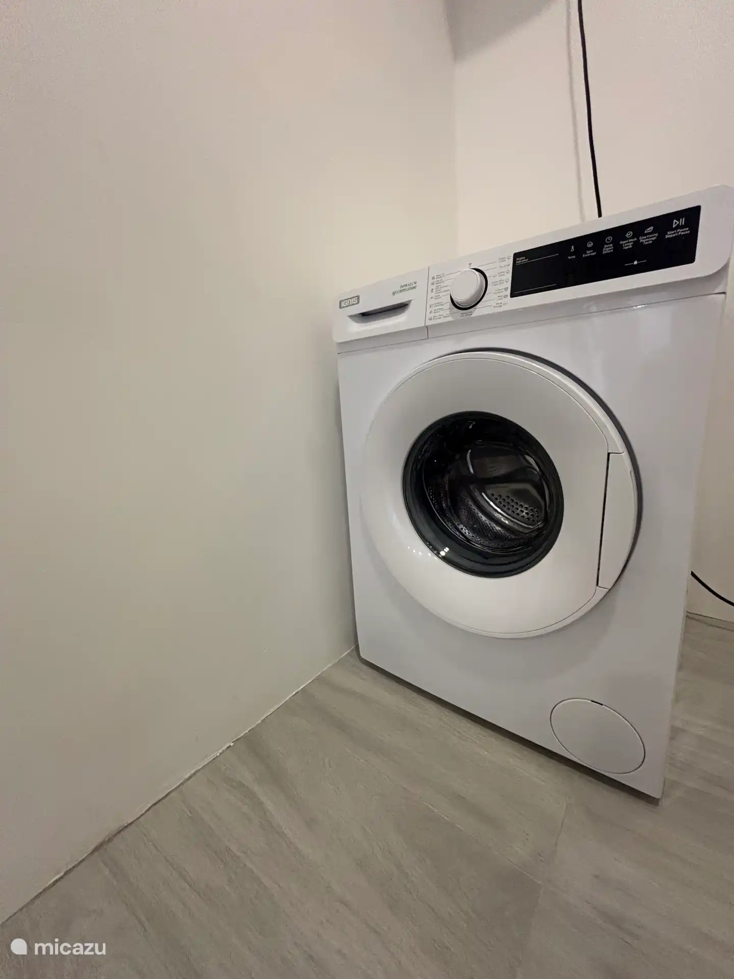 Waschküche, Waschmaschine, Wäscheständer, Bügeleisen und Bügelbrett