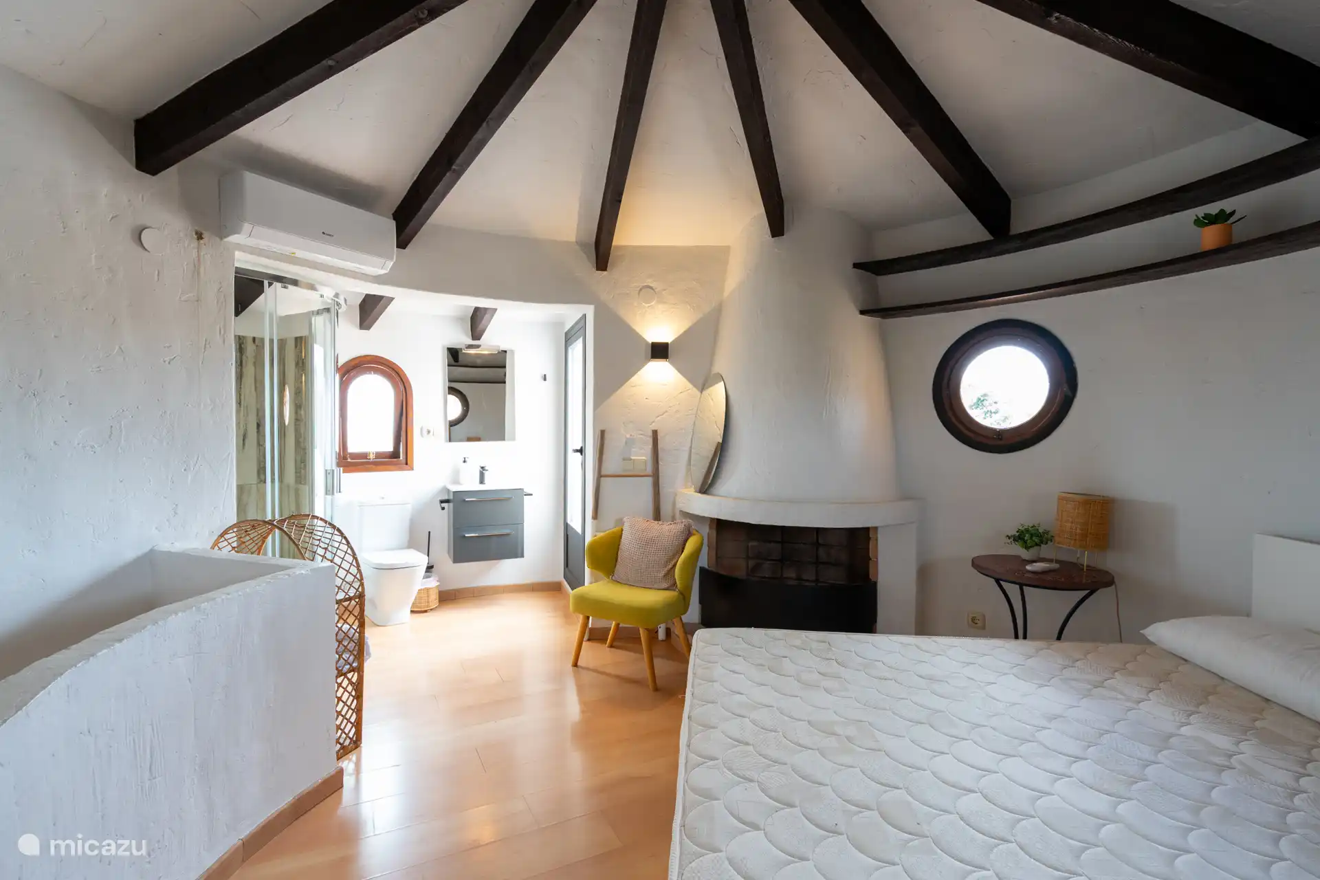 Turmzimmer mit großer Dachterrasse